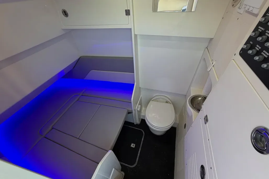 2022 Scout 330 LXF — Private enclosed head